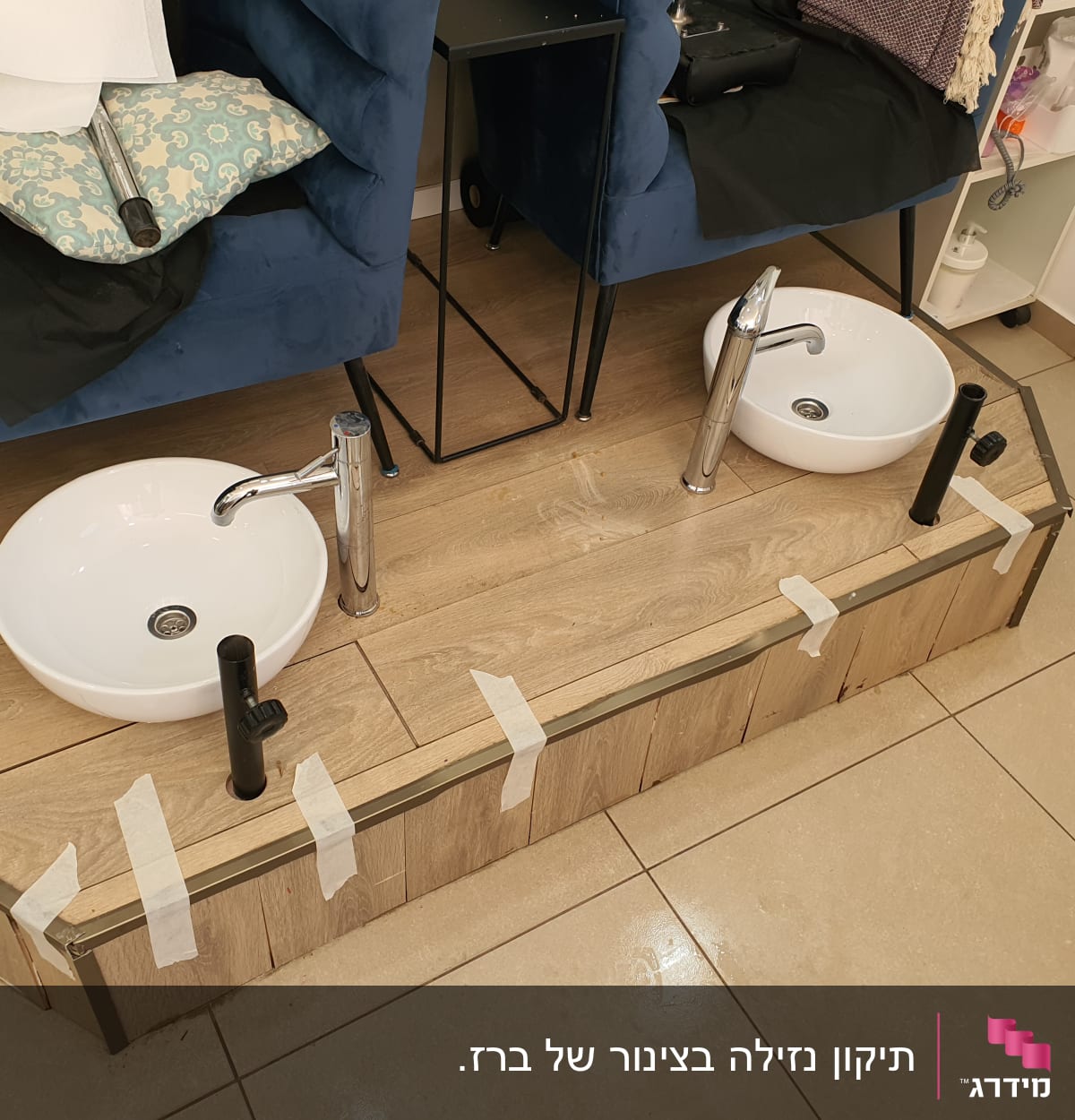 שני כיורים עם ברזים מותקנים על משטח עץ